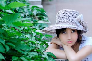 美图秀秀美食修图图集封面：精致摆盘的甜品从正上方俯拍，美图秀秀色温调整让奶油和水果颜色更鲜艳饱满